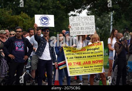 Eine Anti-Covid-Impfung Protest vor dem Gelände am dreizehnten Tag von Wimbledon im All England Lawn Tennis and Croquet Club, Wimbledon. Bilddatum: Sonntag, 11. Juli 2021. Stockfoto