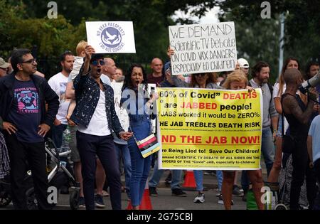 Eine Anti-Covid-Impfung Protest vor dem Gelände am dreizehnten Tag von Wimbledon im All England Lawn Tennis and Croquet Club, Wimbledon. Bilddatum: Sonntag, 11. Juli 2021. Stockfoto