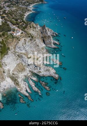 Luftaufnahme von Capo Vaticano, Kalabrien, Italien. Leuchtturm und Vorgebirge. Felsen mit Blick auf das Meer. Praia i Focu Strand und EIN Ficara Strand. Boote Stockfoto