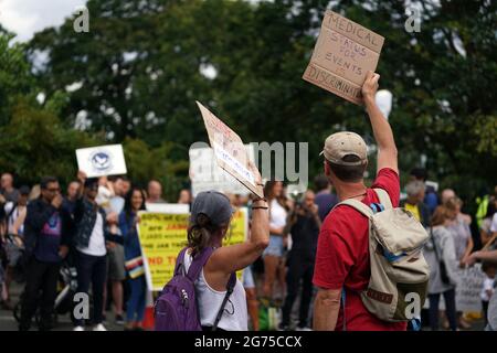 Eine Anti-Covid-Impfung Protest vor dem Gelände am dreizehnten Tag von Wimbledon im All England Lawn Tennis and Croquet Club, Wimbledon. Bilddatum: Sonntag, 11. Juli 2021. Stockfoto