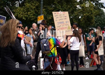 Eine Anti-Covid-Impfung Protest vor dem Gelände am dreizehnten Tag von Wimbledon im All England Lawn Tennis and Croquet Club, Wimbledon. Bilddatum: Sonntag, 11. Juli 2021. Stockfoto