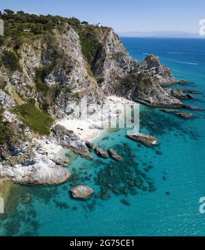 Luftaufnahme von Capo Vaticano, Kalabrien, Italien. Leuchtturm und Vorgebirge. Felsen mit Blick auf das Meer. Praia i Focu Strand und EIN Ficara Strand. Boote Stockfoto