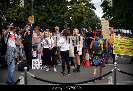 Eine Anti-Covid-Impfung Protest vor dem Gelände am dreizehnten Tag von Wimbledon im All England Lawn Tennis and Croquet Club, Wimbledon. Bilddatum: Sonntag, 11. Juli 2021. Stockfoto