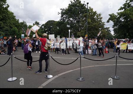 Eine Anti-Covid-Impfung Protest vor dem Gelände am dreizehnten Tag von Wimbledon im All England Lawn Tennis and Croquet Club, Wimbledon. Bilddatum: Sonntag, 11. Juli 2021. Stockfoto