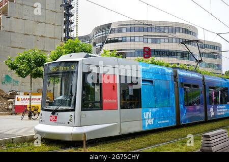 Die Straßenbahnlinie 706 hält im Stadtzentrum von Düsseldorf. Stockfoto