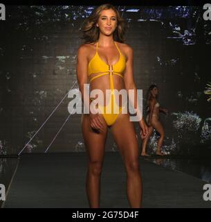 Das Sport illustrierte Modell Katie Austin läuft während der PARAISO Miami Swim Week im Mondrian Hotel South Beach in Miami Beach, Florida, am Samstag, den 10. Juli 2021, in der Runway Show 2021. Foto von Gary i Rothstein/UPI Stockfoto