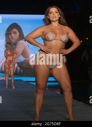 Das Sport illustrierte Model Ella Halikas spaziert während der PARAISO Miami Swim Week im Mondrian Hotel South Beach in Miami Beach, Florida, am Samstag, 10. Juli 2021 in der Runway Show 2021. Foto von Gary i Rothstein/UPI Stockfoto