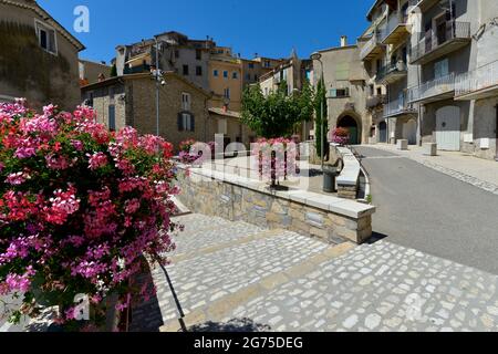 Stadt- und Geranienblüten in Sisteron, einer Gemeinde im Département Alpes-de-Haute-Provence in der Region Provence-Alpes-Côte d'Azur im Südosten von Fr. Stockfoto