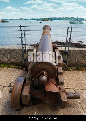 18 Pfünder Kanone aus der napoleonischen Ära, die als saluierende Kanone auf der Earl's Battery im Mt Edgcumbe Country Park am kornischen Ufer des Plymouth Sound verwendet wurde Stockfoto