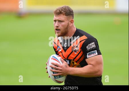 Castleford, Großbritannien. Juli 2021. Lewis Bienek von Castleford Tigers erwärmt sich vor der Rugby League Betfred Super League Castleford Tigers vs Salford Red Devils im Mend-A-Hose Stadium, Castleford, Großbritannien Credit: Dean Williams/Alamy Live News Stockfoto