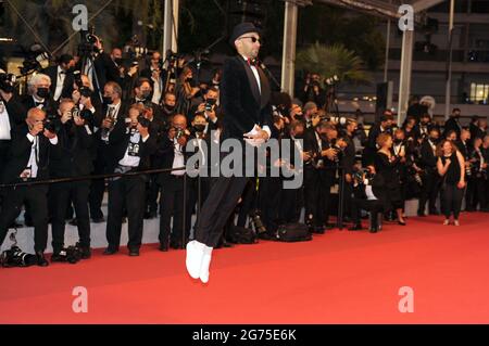 Cannes, Frankreich. Juli 2021. JR nimmt am „Flag Day“ während der 74. Jährlichen Filmfestspiele von Cannes im Palais des Festivals Teil. Quelle: Stefanie Rex/dpa-Zentralbild/dpa/Alamy Live News Stockfoto