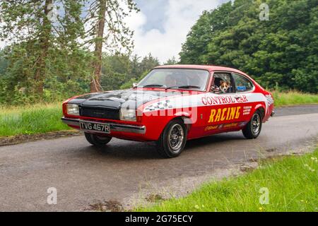 1977 rot weißer Ford Capri 1298cc Benziner-Coupé der 70er Jahre, Control Car Racing unterwegs KLMC die Cars The Star Show in Holker Hall & Gardens, Grange-over-Sands, Großbritannien Stockfoto