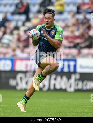 Wigan, Großbritannien. Juli 2021. James Gavet (22) von Huddersfield Giants mit dem Ball in Wigan, Vereinigtes Königreich am 7/11/2021. (Foto von Simon Whitehead/News Images/Sipa USA) Quelle: SIPA USA/Alamy Live News Stockfoto