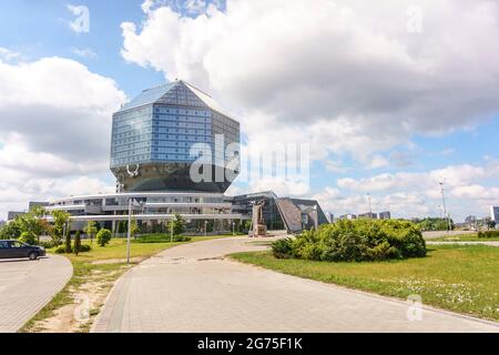 MINSK, WEISSRUSSLAND - 26. JUNI 2021: Das Gebäude der Nationalbibliothek in Minsk, Weißrussland. Riesiges Glas-Diamant-Design, Sommertag Stockfoto