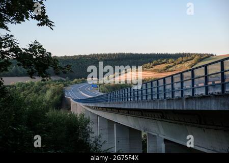 Deutsche Brücke und Autobahn über das Taubertal im Sommer. Stockfoto