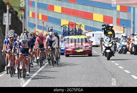 Das Reiterpaar, das während der Etappe 15 der 108. Auflage des Radrennens der Tour de France von Ceret bis Andorre-la-Vieille (191,3 Stockfoto