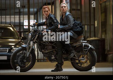 Black Widow (2020) unter der Regie von Cate Shortland mit Scarlett Johansson als Natasha Romanoff (aka Black Widow) und Florence Pugh als Yelena Belova. Stockfoto