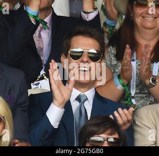 London, Großbritannien. Juli 2021. London Wimbledon Championships Day13 11/07/2021 Tom Cruise Schauspieler/Regisseur Kredit: Roger Parker/Alamy Live News Stockfoto