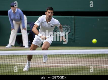 Novak Djokovic (SRB) spielt gegen Matteo Berrettini (ITA) im Finale der Herren-Singles auf dem Center Court am dreizehnten Tag von Wimbledon im All England Lawn Tennis and Croquet Club in Wimbledon. Bilddatum: Sonntag, 11. Juli 2021. Stockfoto