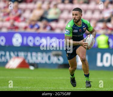 Wigan, Großbritannien. Juli 2021. Nathan Peats (35) von Huddersfield Giants läuft mit dem Ball in Wigan, Vereinigtes Königreich am 7/11/2021. (Foto von Simon Whitehead/News Images/Sipa USA) Quelle: SIPA USA/Alamy Live News Stockfoto