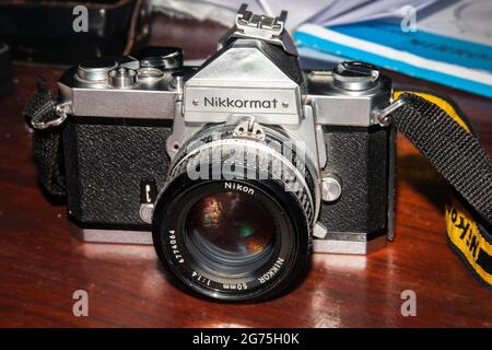 Cámara SLR analógica de 35 mm en una mesa Klassischer Reflex 35 mm Stockfoto