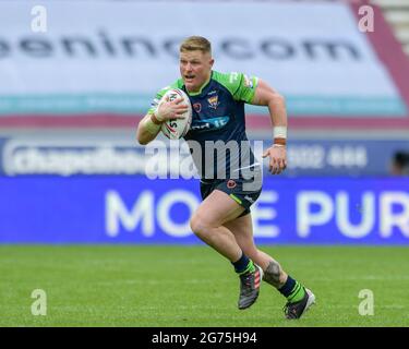 Wigan, Großbritannien. Juli 2021. Luke Yates (8) von Huddersfield Giants läuft am 7/11/2021 in Wigan, Großbritannien, mit dem Ball nach vorne. (Foto von Simon Whitehead/News Images/Sipa USA) Quelle: SIPA USA/Alamy Live News Stockfoto