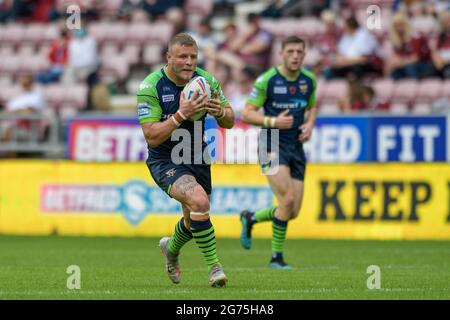 Wigan, Großbritannien. Juli 2021. Josh Jones (13) von Huddersfield Giants läuft mit dem Ball in Wigan, Großbritannien am 7/11/2021. (Foto von Simon Whitehead/News Images/Sipa USA) Quelle: SIPA USA/Alamy Live News Stockfoto