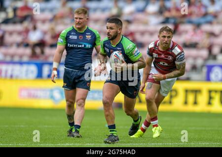 Wigan, Großbritannien. Juli 2021. Nathan Peats (35) von Huddersfield Giants läuft mit dem Ball in Wigan, Vereinigtes Königreich am 7/11/2021. (Foto von Simon Whitehead/News Images/Sipa USA) Quelle: SIPA USA/Alamy Live News Stockfoto