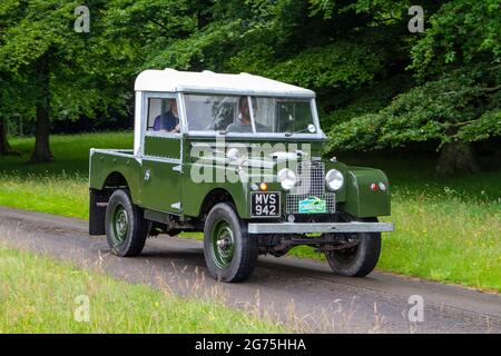 Vorderansicht des 1957 50er Jahre grünen Land Rover 1997cc Diesel; Oldtimer Oldtimer Retro Freiheit Fahrer Fahrzeug Automobil Stockfoto