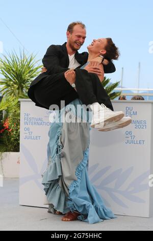 11. Juli 2021, Cannes, Provence Alpes Cote d'Azur, Frankreich: Yuriy BORISOV und Seidi HAARLA während der Fotozelle „Compartment NÂ 6“ im Rahmen des 74. Jährlichen Filmfestivals von Cannes am 11. Juli 2021 in Cannes, Frankreich (Bildquelle: © Mickael Chavet via ZUMA Wire) Stockfoto