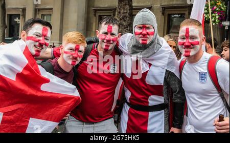 London, Großbritannien. Juli 2021. Fans sangen, tranken und genossen es am warmen Tag am Trafalgar Square und auf den Stufen von St. Martins in the Fields, um die Atmosphäre vor dem UEFA Euro Cup-Finale zwischen England und Italien zu genießen.Quelle: Paul Quezada-Neiman/Alamy Live News Stockfoto