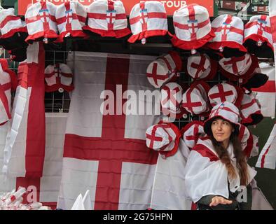 London UK 11 July 2021 EIN Straßenladen, der Fahnen und Hüte für die Fans verkauft als sie sich in Central London versammelten, sangen, tranken und genossen Fans am warmen Tag am Trafalgar Square und auf den Stufen von St. Martins auf den Feldern , Genießen Sie die Atmosphäre vor dem UEFA-Eurocup-Finale zwischen England und Italien, Paul Quezada-Neiman/Alamy Live News Stockfoto