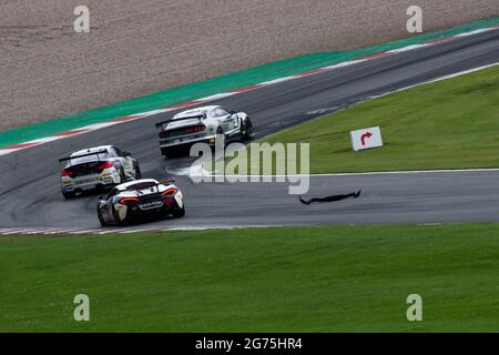 Castle Donington, Großbritannien. Juli 2021. GT4-Autos weichen während der Intelligent Money British GT Championship am 11. Juli 2021 im Donington Park, Leicestershire, England, einigen Trümmern auf der Strecke an der Old Hairpin aus. Quelle: Jurek Biegus/Alamy Live News Stockfoto