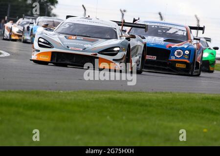 Castle Donington, Großbritannien. Juli 2021. Balfe Motorsport (#5) der McLaren 720S GT3 von Stewart Proctor & Lewis Proctor GT3 Silver/am führt den Paddock Motorsport (#11) Bentley Continental GT3 von Kelvin Fletcher & Martin Plowman GT3 Pro/am während der Intelligent Money British GT Championship am 11. Juli 2021 in Donington Park, Leicestershire, England, an. Quelle: Jurek Biegus/Alamy Live News Stockfoto