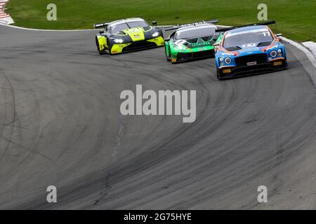 Castle Donington, Großbritannien. Juli 2021. Paddock Motorsport (#11) der Bentley Continental GT3 von Kelvin Fletcher & Martin Plowman GT3 Pro/am führt Barwell Motorsport (#1) Lamborghini Huracan GT3 Evo von Adam Balon & Sandy Mitchell GT3 Pro/am und Beechdean AMR (#7) Aston Martin Vantage AMR GT3 von Andrew Howard & Jonny Adam GT3 Pro/am Während der Intelligent Money British GT Championship am 11. Juli 2021 im Donington Park, Leicestershire, England. Quelle: Jurek Biegus/Alamy Live News Stockfoto