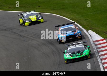 Castle Donington, Großbritannien. Juli 2021. Barwell Motorsport (#1) Lamborghini Huracan GT3 Evo mit Adam Balon und Sandy Mitchell GT3 Pro/am führt Paddock Motorsport (#11) Bentley Continental GT3 mit Kelvin Fletcher & Martin Plowman GT3 Pro/am und Beechdean AMR (#7) Aston Martin Vantage AMR GT3 mit Andrew Howard & Jonny Adam GT3 Pro/am Während der Intelligent Money British GT Championship am 11. Juli 2021 im Donington Park, Leicestershire, England. Quelle: Jurek Biegus/Alamy Live News Stockfoto