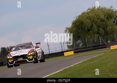 Castle Donington, Großbritannien. Juli 2021. Century Motorsport (#9) BMW M4 GT4 mit Chris Salkeld* und Andrew Gordon-Colebrooke GT4 Pro/am während der Intelligent Money British GT Championship am 11. Juli 2021 in Donington Park, Leicestershire, England. Quelle: Jurek Biegus/Alamy Live News Stockfoto