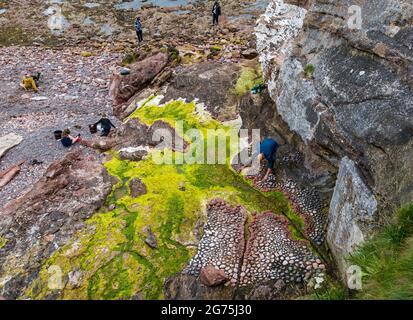 Dunbar, East Lothian, Schottland, Großbritannien, 11. Juli 2021. European Stone Stacking Championship: Am zweiten und letzten Tag treten die Landkünstler in einer künstlerischen Herausforderung an, in der sie 4 Stunden Zeit haben, um eine Felsskulptur zu erschaffen. Im Bild: Teilnehmer Mark Anthony Haden Ford Stockfoto