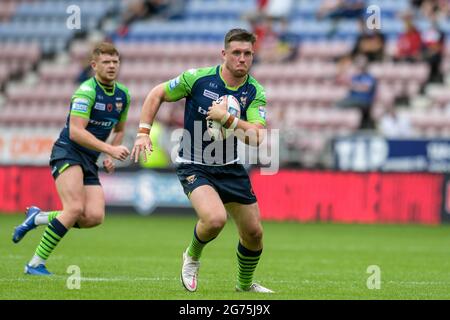 Wigan, Großbritannien. Juli 2021. Joe Greenwood (15) von Huddersfield Giants läuft am 7/11/2021 in Wigan, Großbritannien, mit dem Ball nach vorne. (Foto von Simon Whitehead/News Images/Sipa USA) Quelle: SIPA USA/Alamy Live News Stockfoto