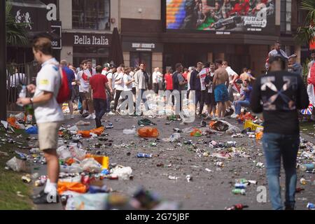 Haufen Müll, der zurückgelassen wurde, als die englischen Fans auf dem Leicester Square im Zentrum von London vor der englischen Fußballmannschaft beim UEFA Euro 2020-Finale feierten. Bilddatum: Sonntag, 11. Juli 2021. Stockfoto