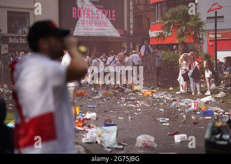 Haufen Müll, der zurückgelassen wurde, als die englischen Fans auf dem Leicester Square im Zentrum von London vor der englischen Fußballmannschaft beim UEFA Euro 2020-Finale feierten. Bilddatum: Sonntag, 11. Juli 2021. Stockfoto