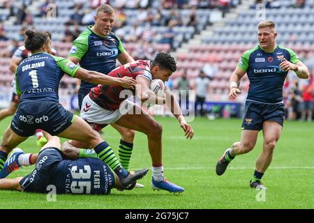 Wigan, Großbritannien. Juli 2021. Kai Pearce-Paul (27) von Wigan Warriors wird am 7/11/2021 in Wigan, Großbritannien, von h35 angegangen. (Foto von Craig Thomas/News Images/Sipa USA) Quelle: SIPA USA/Alamy Live News Stockfoto