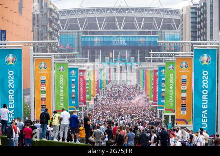 London, Großbritannien. Juli 2021. England-Fans vor dem Wembley-Stadion vor dem Finale der Euro 2020 zwischen Italien und England. Es ist das erste große Finale, in dem England seit dem Gewinn der Weltmeisterschaft 1966 gespielt haben wird, und Italien bleibt in den letzten 33 Spielen ungeschlagen. Kredit: Stephen Chung/Alamy Live Nachrichten Stockfoto