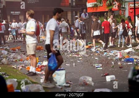 Haufen Müll, der zurückgelassen wurde, als die englischen Fans auf dem Leicester Square im Zentrum von London vor der englischen Fußballmannschaft beim UEFA Euro 2020-Finale feierten. Bilddatum: Sonntag, 11. Juli 2021. Stockfoto