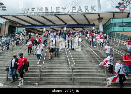 London, Großbritannien. Juli 2021. England-Fans steigen vor dem Finale der Euro 2020 zwischen Italien und England von der U-Bahnstation Wembley Park auf dem Weg zum Wembley-Stadion aus. Es ist das erste große Finale, in dem England seit dem Gewinn der Weltmeisterschaft 1966 gespielt haben wird, und Italien bleibt in den letzten 33 Spielen ungeschlagen. Kredit: Stephen Chung/Alamy Live Nachrichten Stockfoto