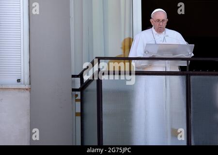 Papst Franziskus leitet am 11. Juli 2021 das Angelusgebet am Sonntag im Gemelli-Krankenhaus in Rom. Papst Franziskus hat sich am Sonntag an seinem Dickdarm operiert und erholt sich im Gemelli-Krankenhaus in Rom. Stockfoto