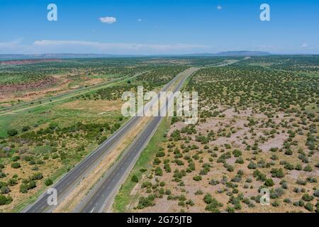 Wüstenstraßenantenne einer neuen zweispurigen Straße umgeben von Wüstenlandschaft Arizona USA Stockfoto