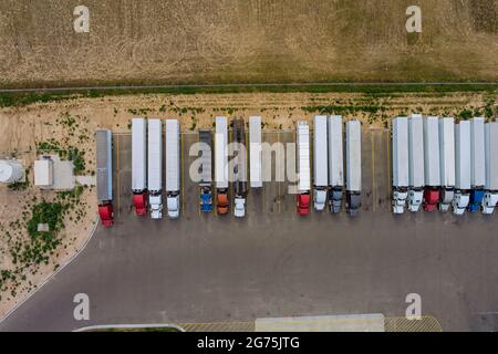 Luftaufnahme von oben Sattelschlepper mit Lastenauflieger Parkplatz Der Laderampe des Staplers Stockfoto