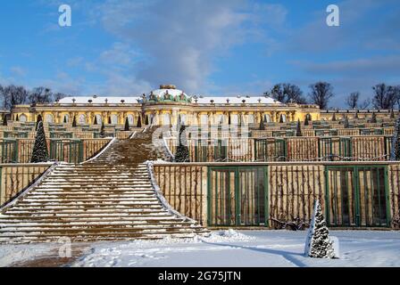 Verschneite Schloss Sanssouci und Weinberg in Potsdam Stockfoto