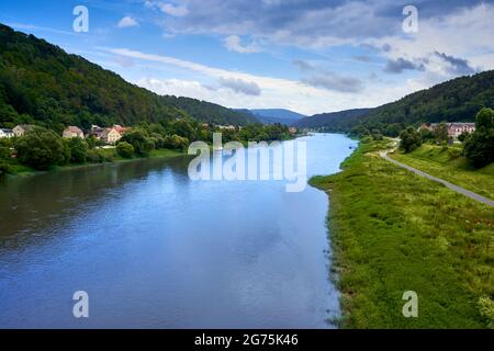 Blick über die Elbe in Deutschland bei Bad Schandau nahe der tschechischen Grenze Stockfoto